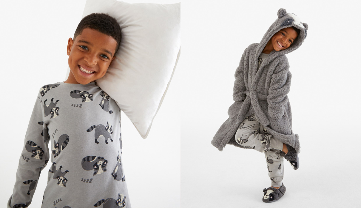 Pyjamas med mönster av tvättbjörnar och en morgonrock som ser ut som en tvättbjörn.