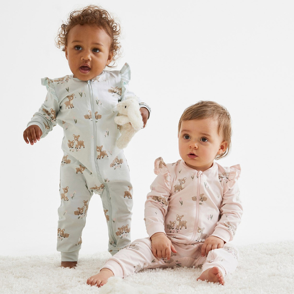 Två bebisar i mönstrad pyjamas - Hitta rätt storlek till din bebis