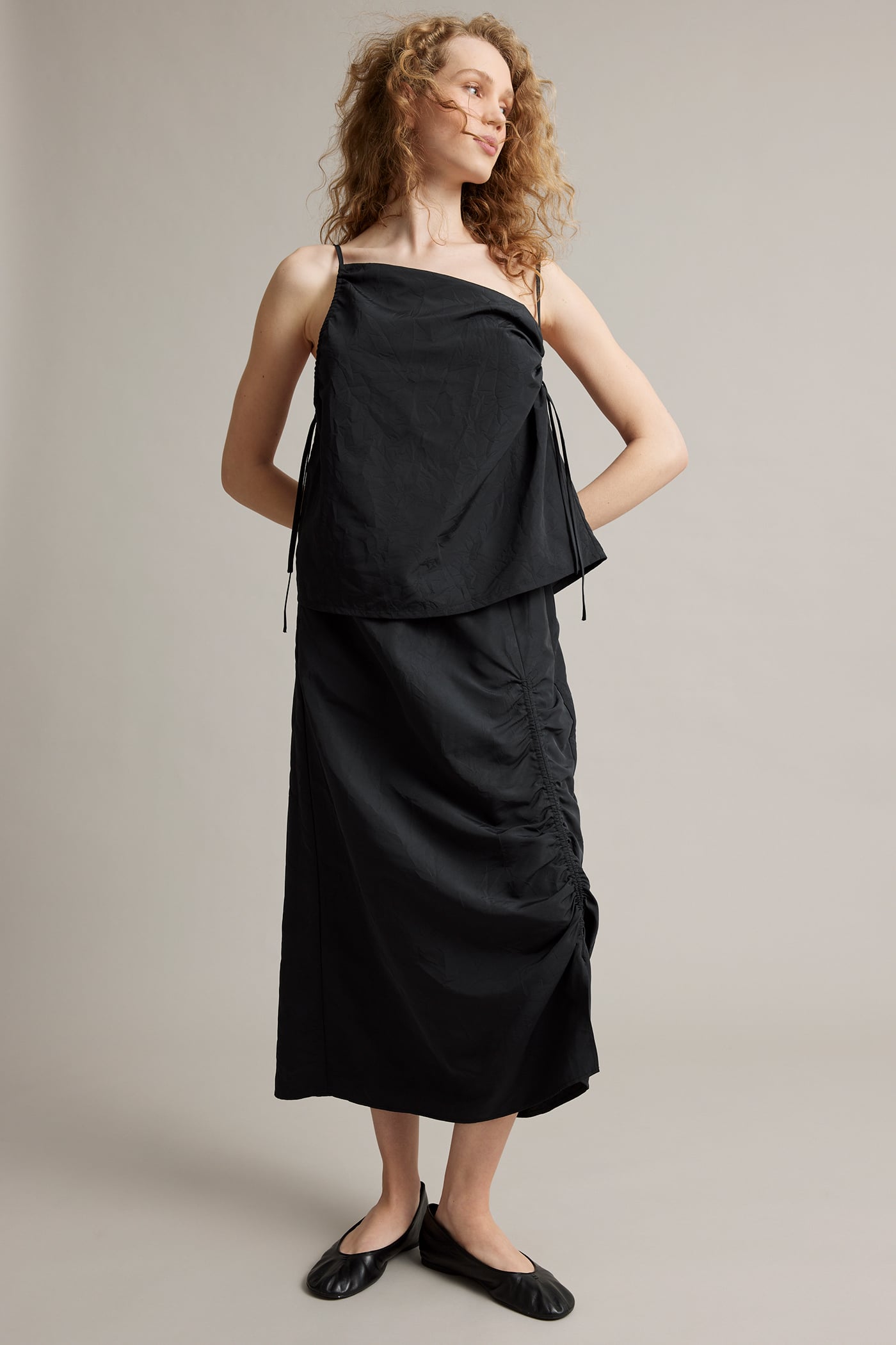 Kjol med draperingsdetalj — kjol med fickor från Kappahl