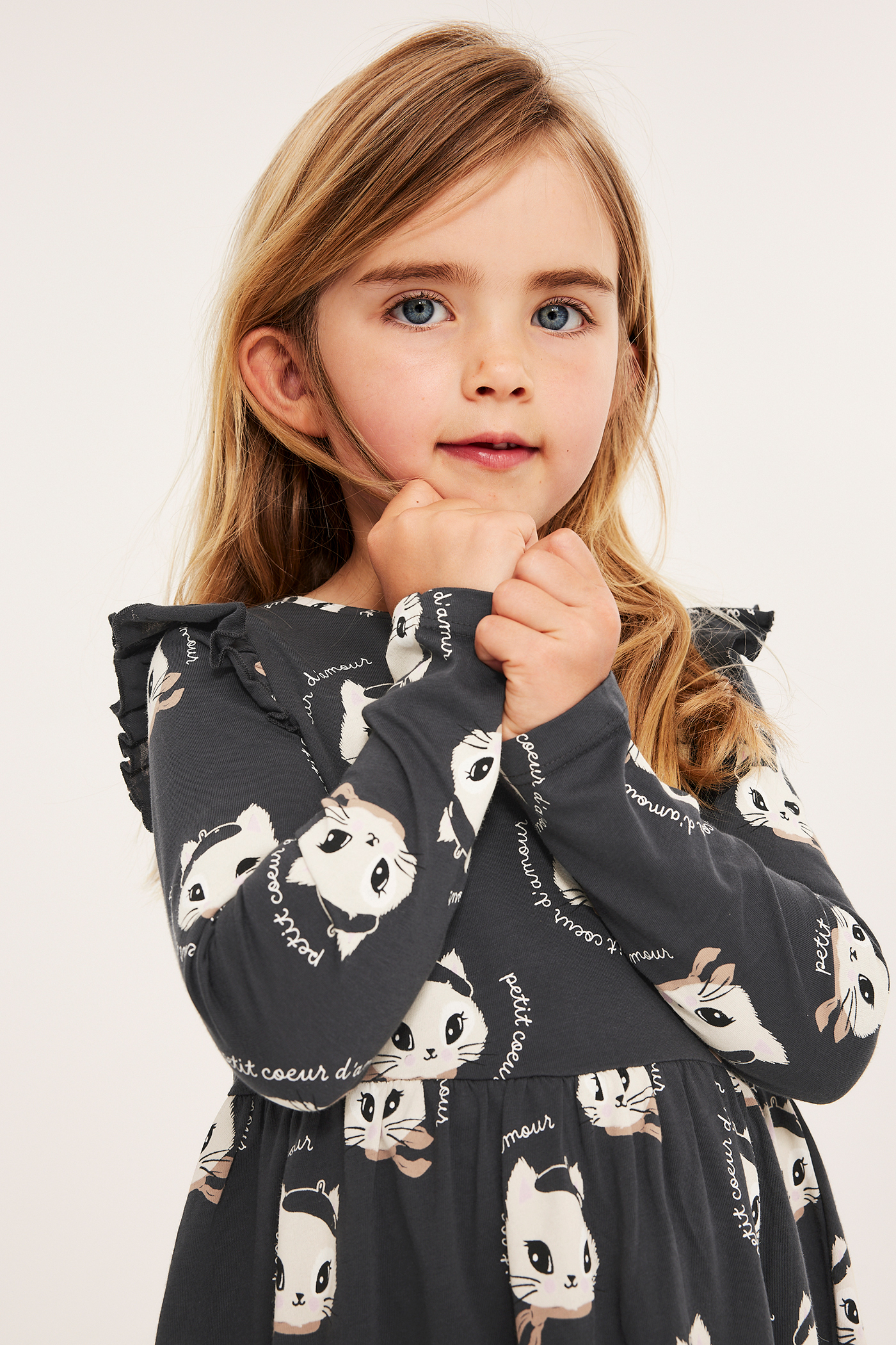 sukienka-z-wzorem-czarne-dziecko-kappahl