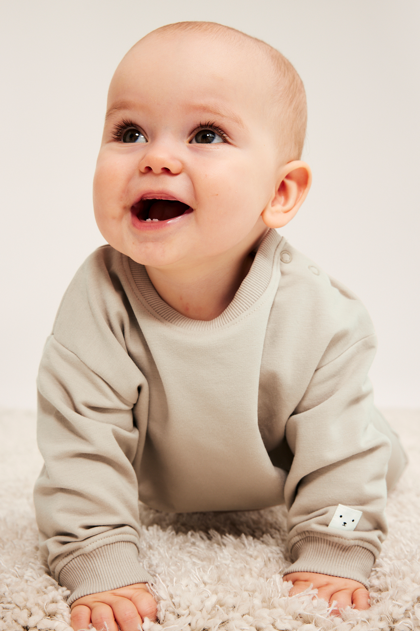 myk-sweatshirt-til-baby-med-b-rstet-innside-beige-baby-kappahl