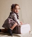 Thumbnail Sukienka ogrodniczka z falbanką, dla niemowląt | Lila | Dziecko |