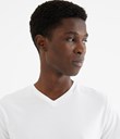 Thumbnail Klassisk hvit, enkel t-skjorte med V-hals til herre – Kjøpes hos 